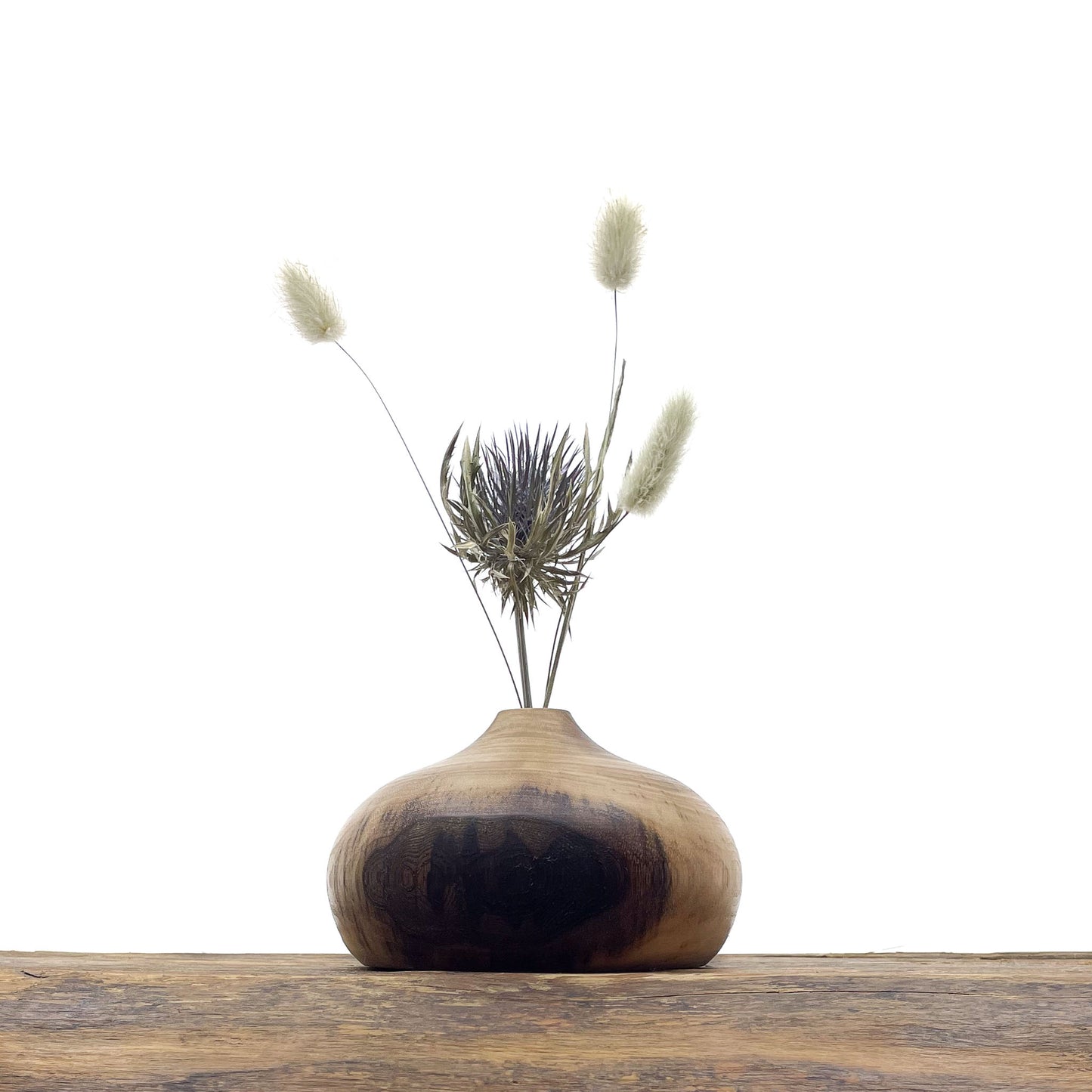 Petits vases en bois entièrement fait main pour fleurs séchées.