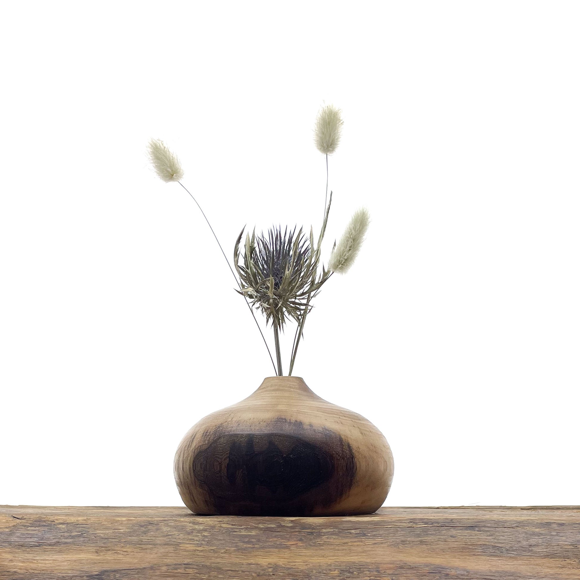 Petits vases en bois entièrement fait main pour fleurs séchées.