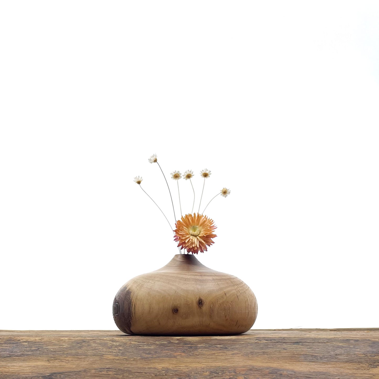 Petits vases en bois entièrement fait main pour fleurs séchées.