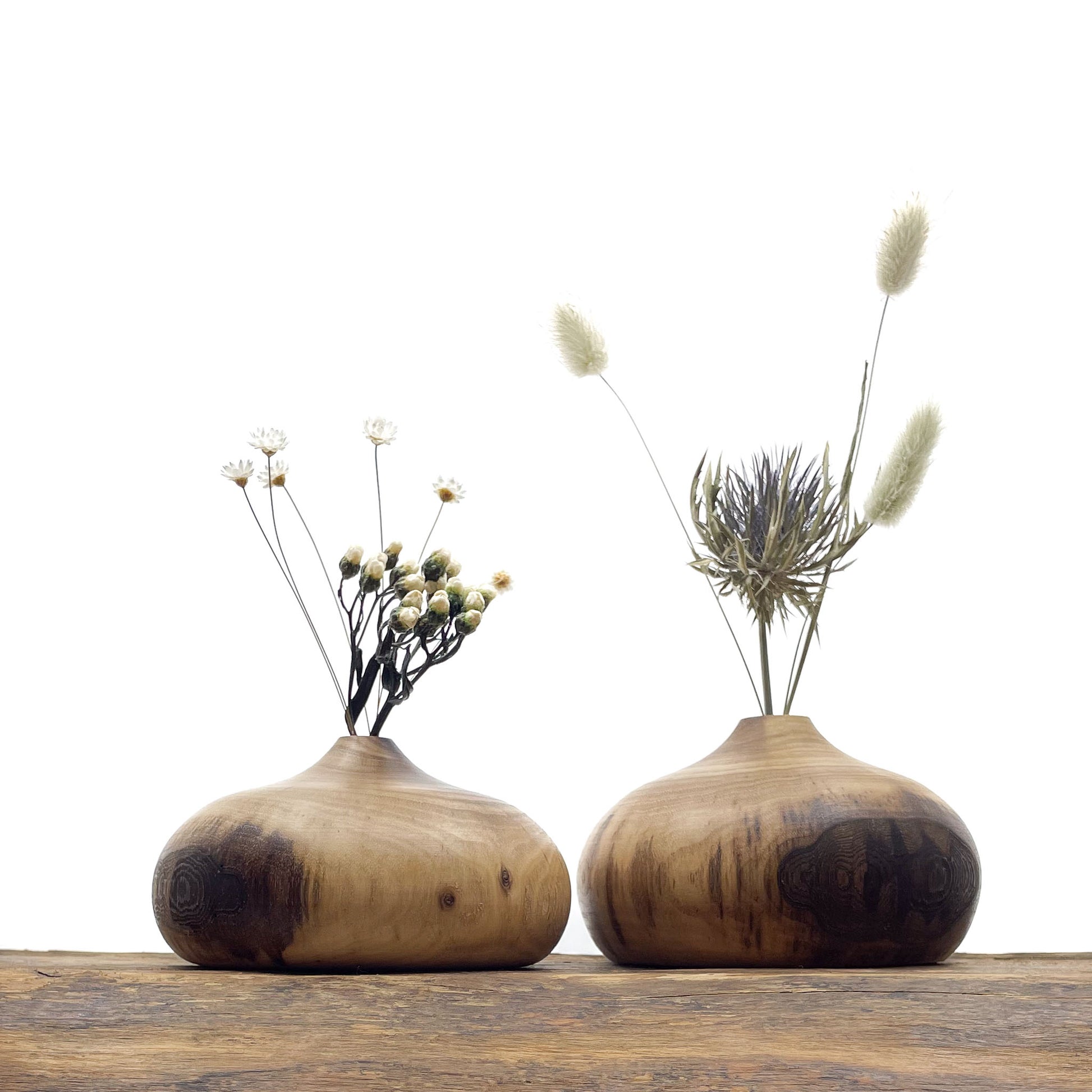 Petits vases en bois entièrement fait main pour fleurs séchées.