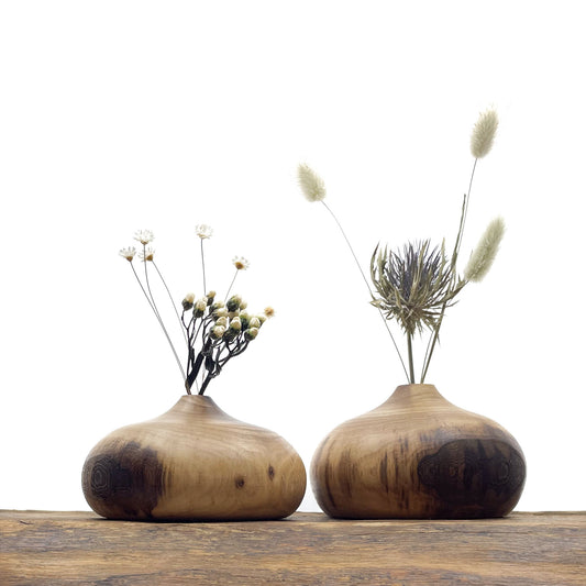 Petits vases en bois entièrement fait main pour fleurs séchées.