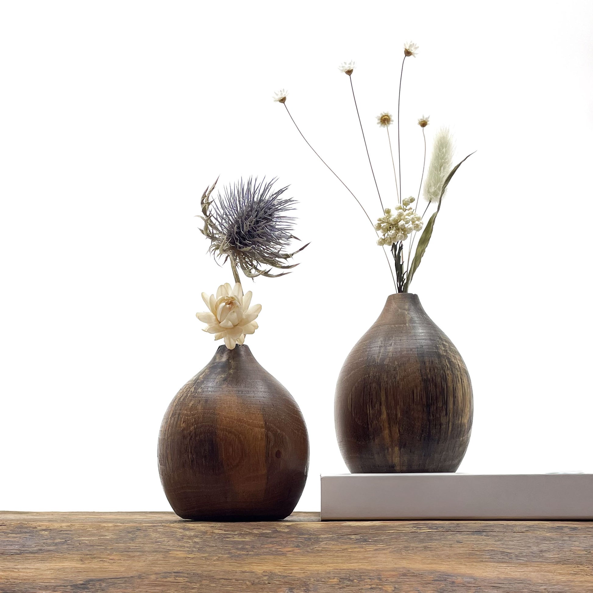 Petits vases en bois fait main pour fleurs séchées.