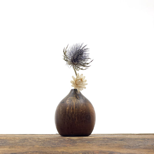 Petits vases en bois fait main pour fleurs séchées.