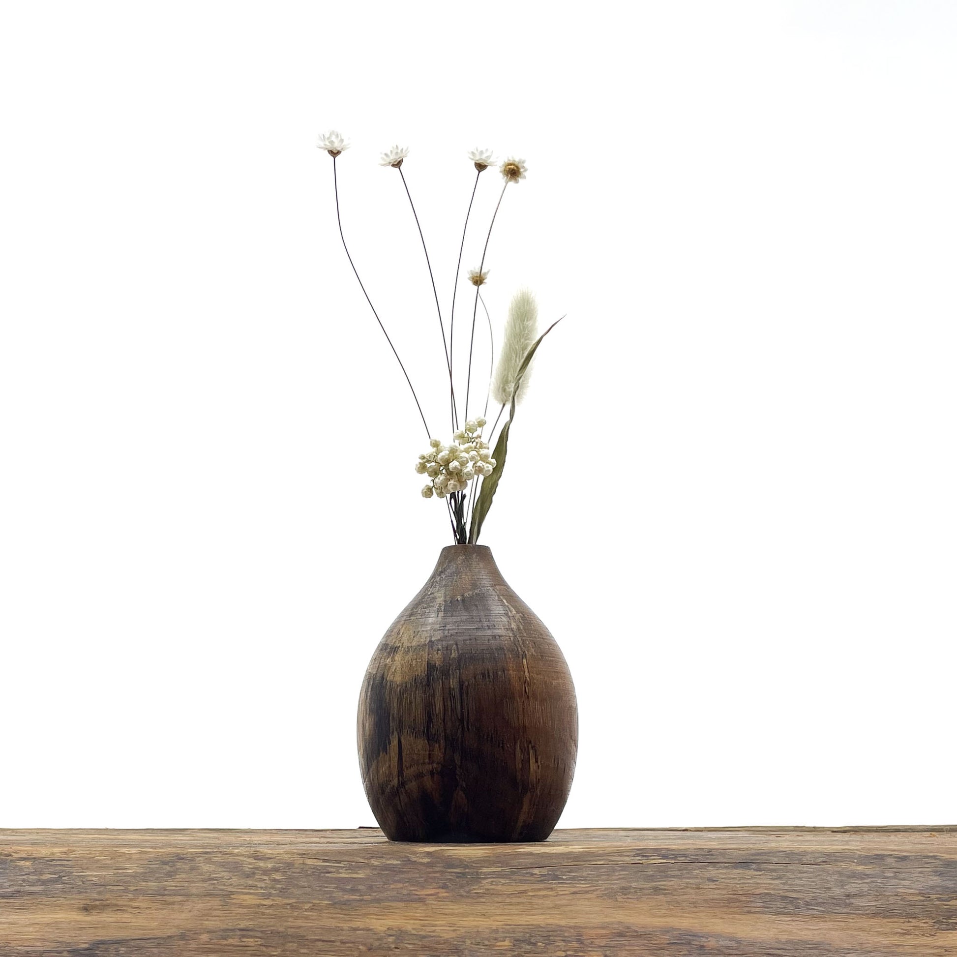 Petits vases en bois fait main pour fleurs séchées.