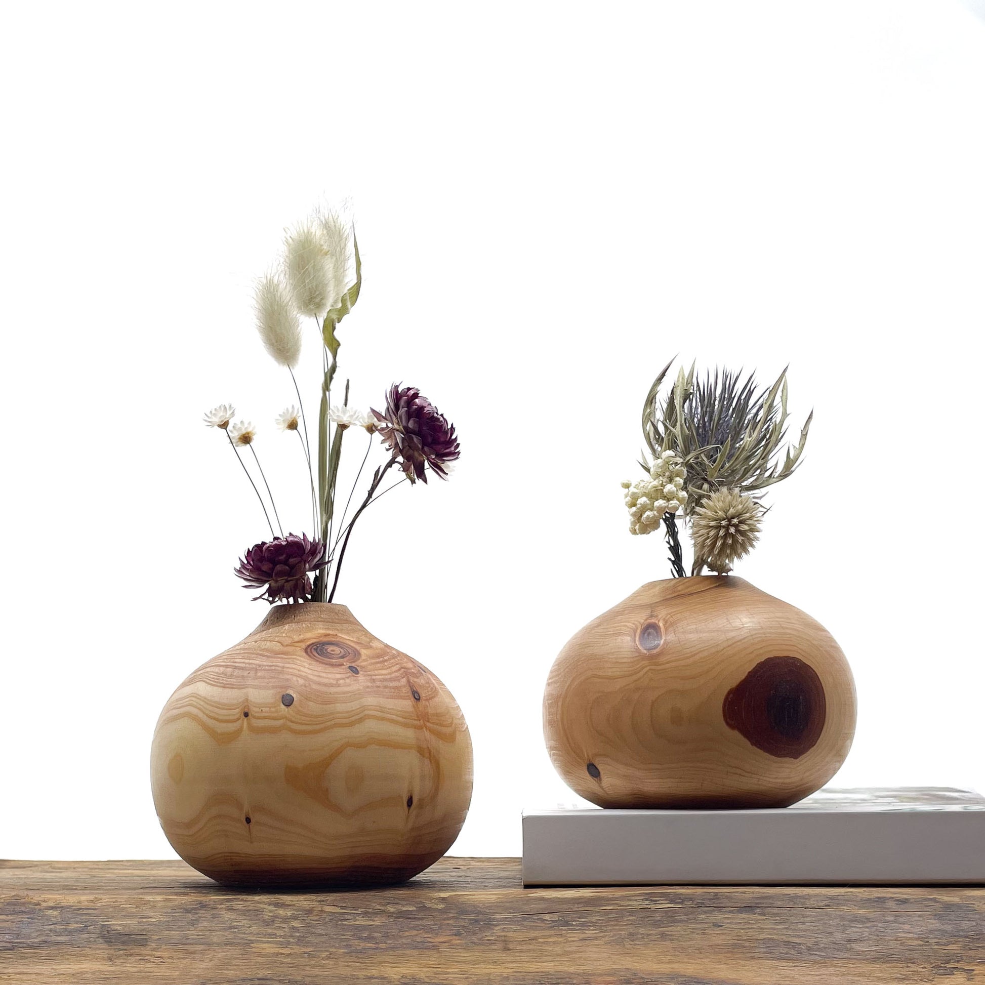 Petits vases en bois entièrement fait main pour fleurs séchées.