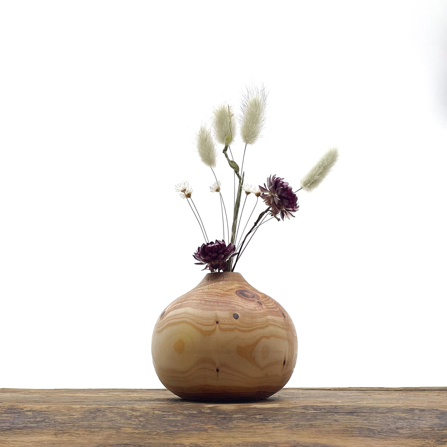 Petits vases en bois entièrement fait main pour fleurs séchées.