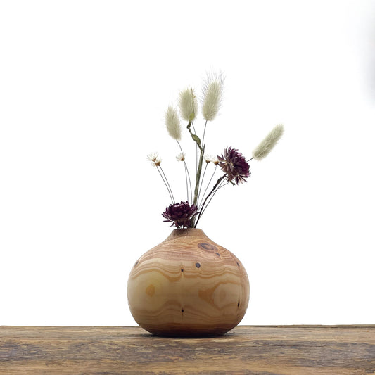 Petits vases en bois entièrement fait main pour fleurs séchées.
