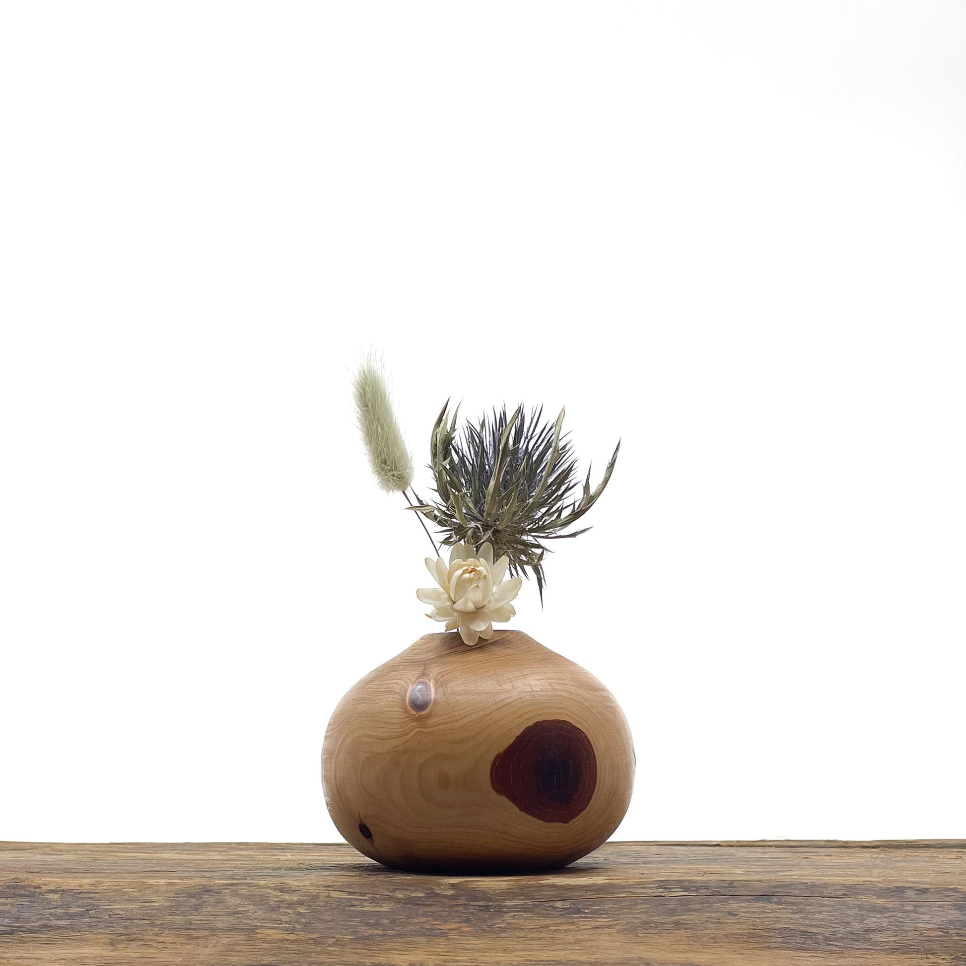 Petits vases en bois entièrement fait main pour fleurs séchées.