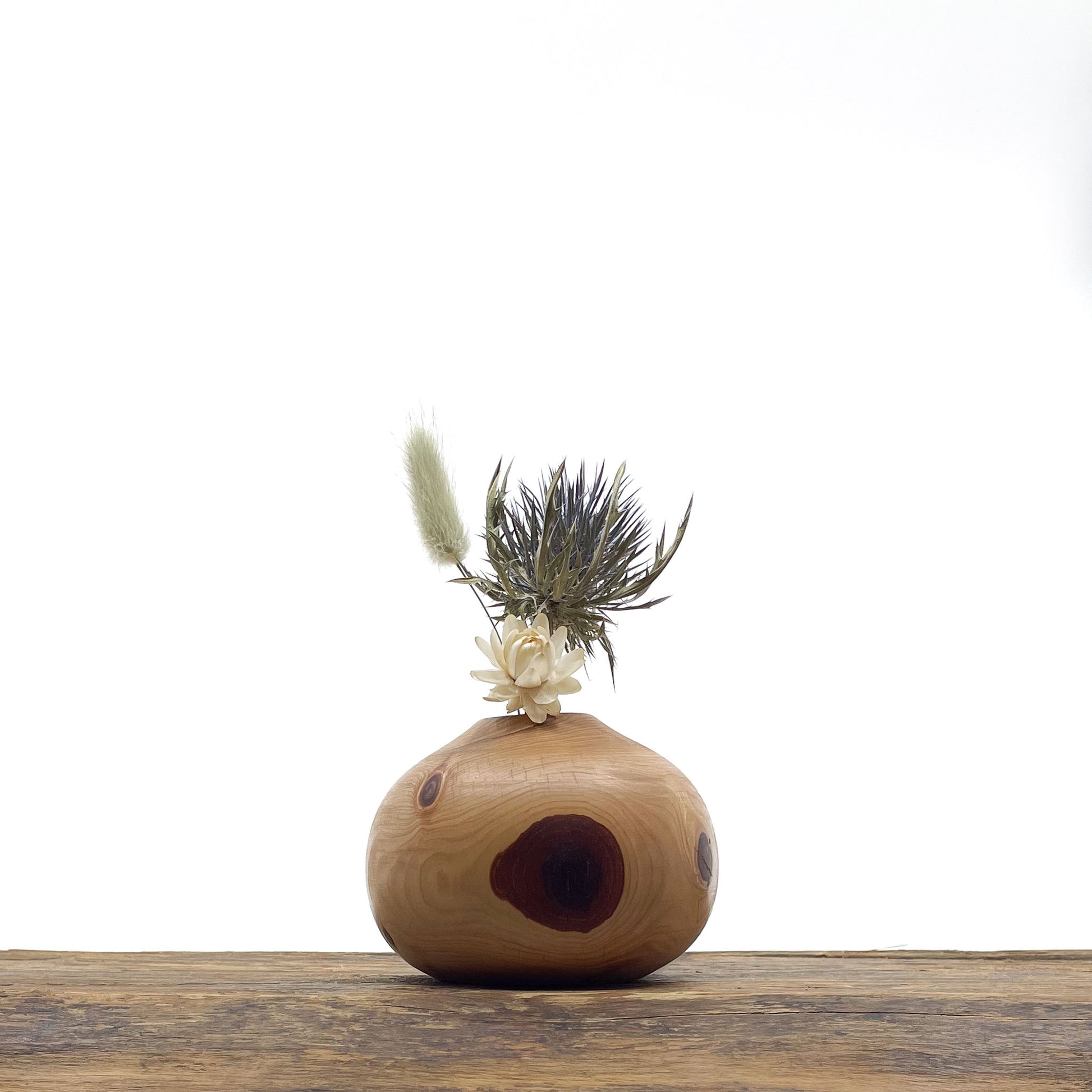 Petits vases en bois entièrement fait main pour fleurs séchées.