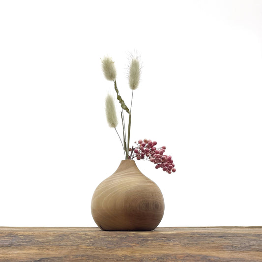 Petits vases en bois fait main pour fleurs séchées.