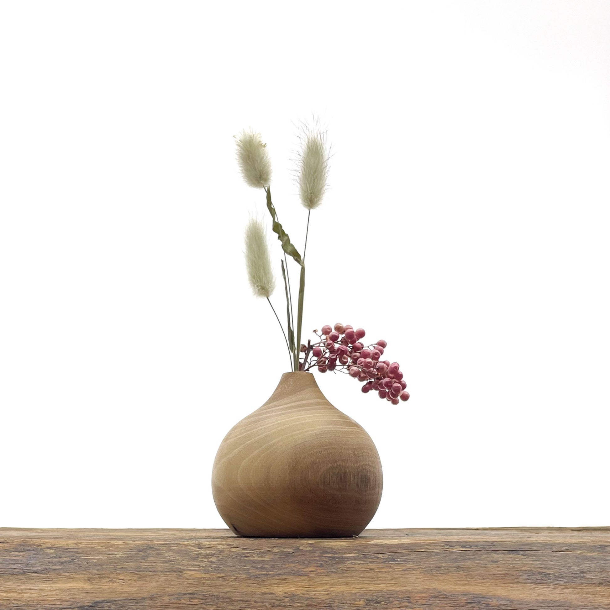Petits vases en bois fait main pour fleurs séchées.