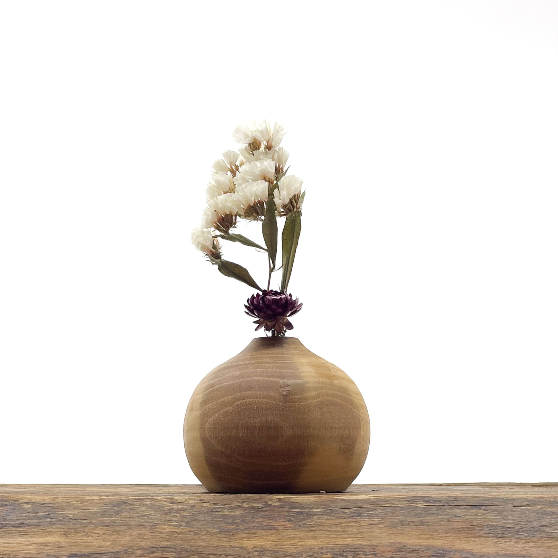 Petits vases en bois fait main pour fleurs séchées.