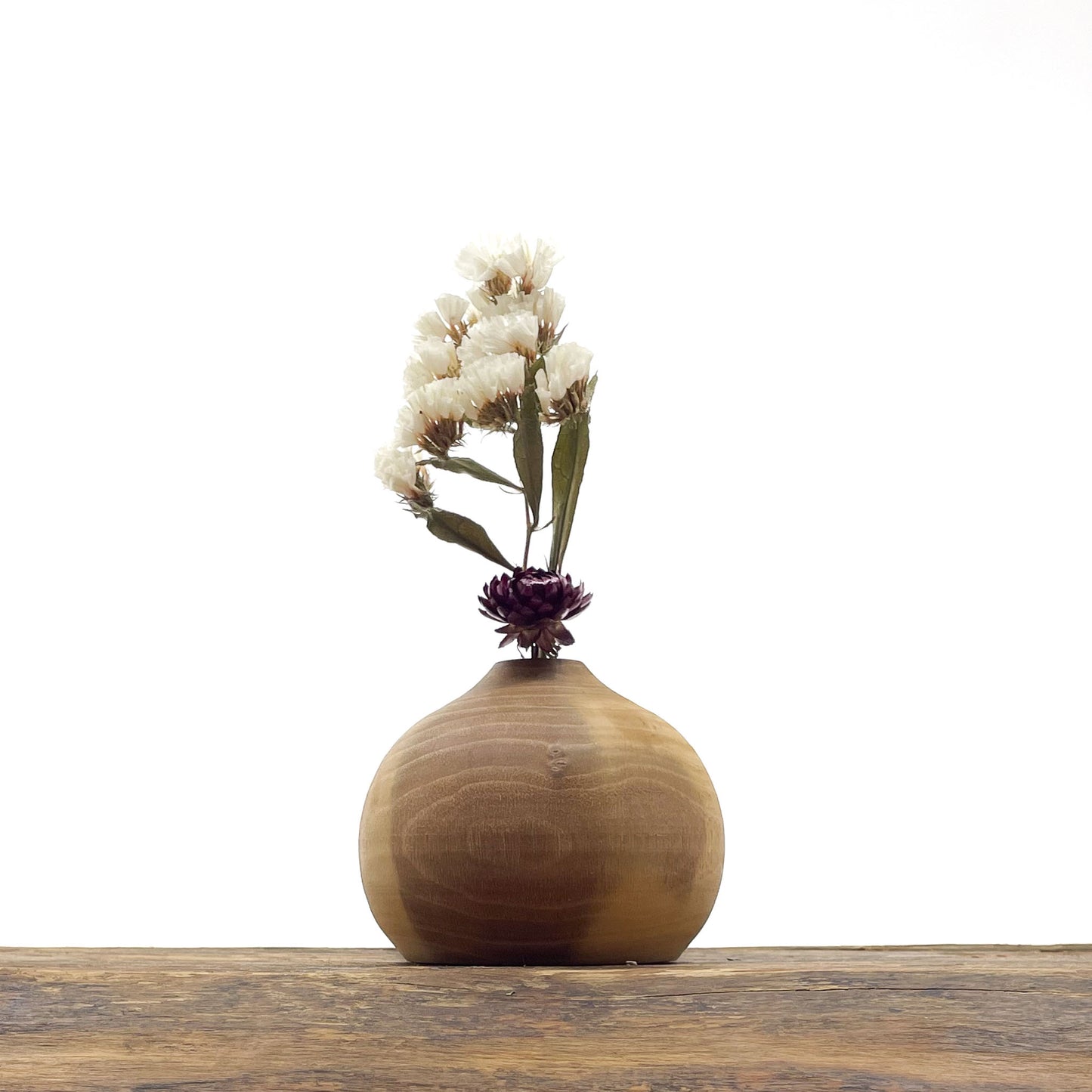 Petits vases en bois fait main pour fleurs séchées.