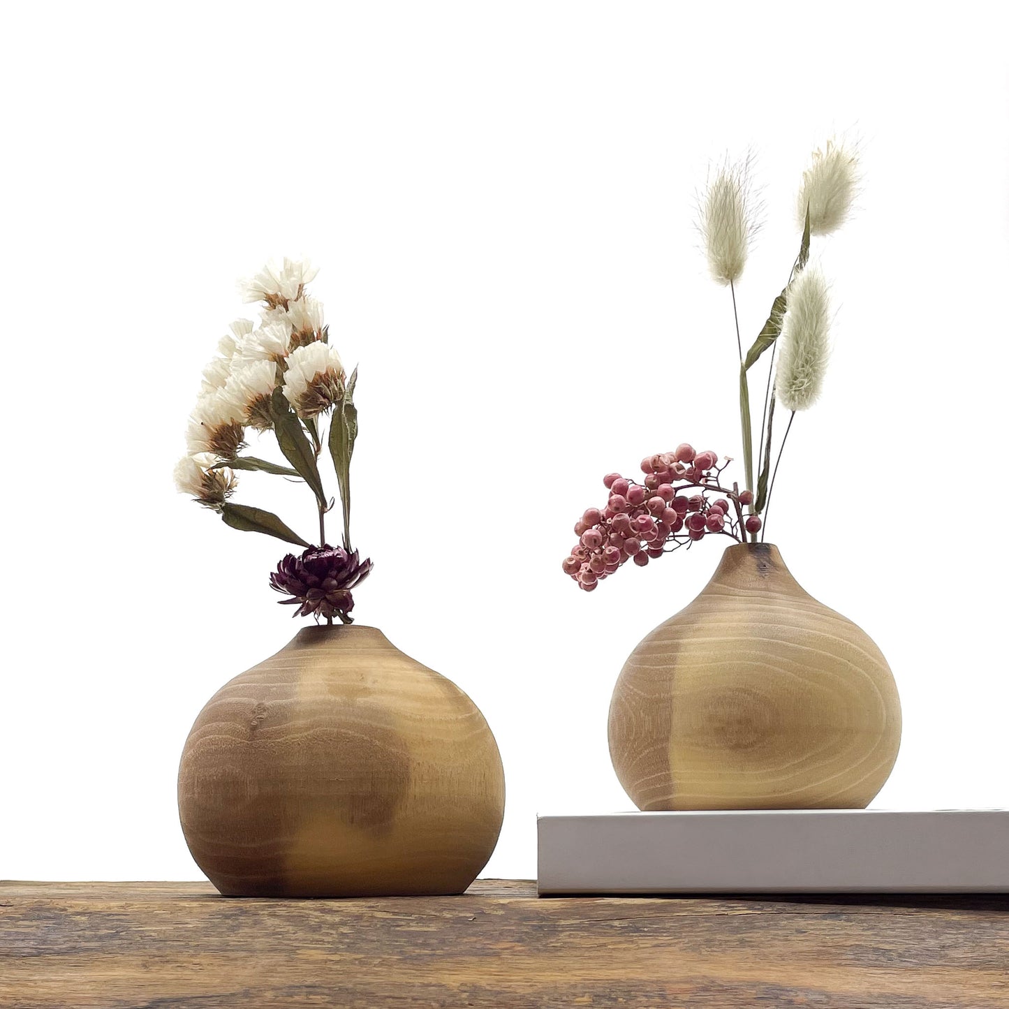 Petits vases en bois fait main pour fleurs séchées.