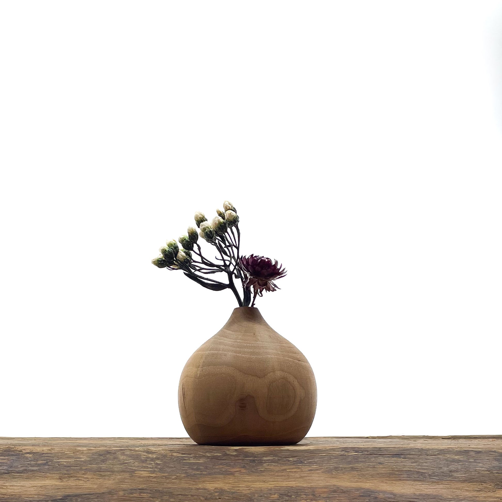 Petits vases en bois fait main pour fleurs séchées.