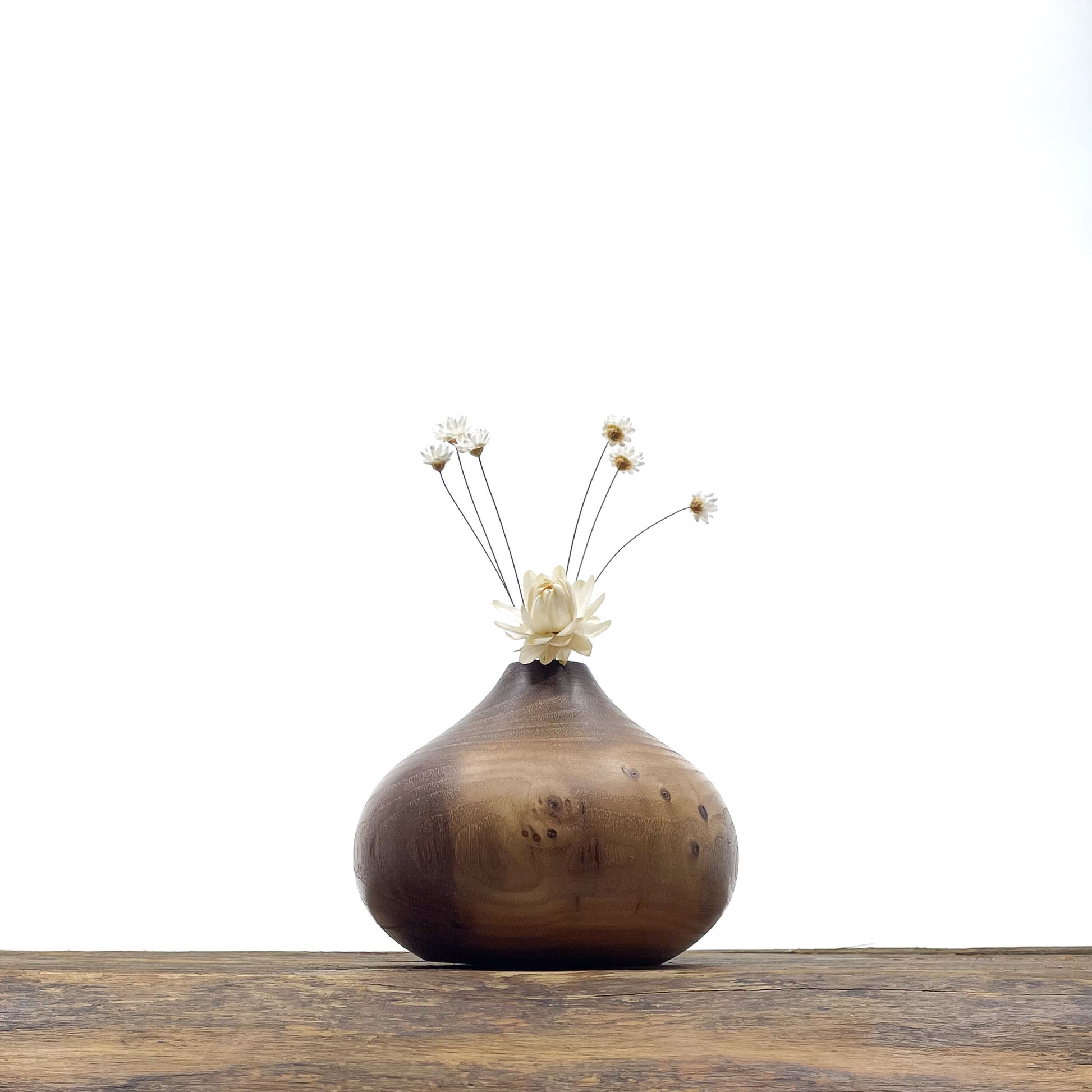 Petits vases en bois fait main pour fleurs séchées.