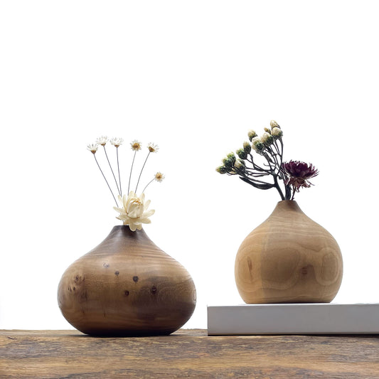 Petits vases en bois fait main pour fleurs séchées.
