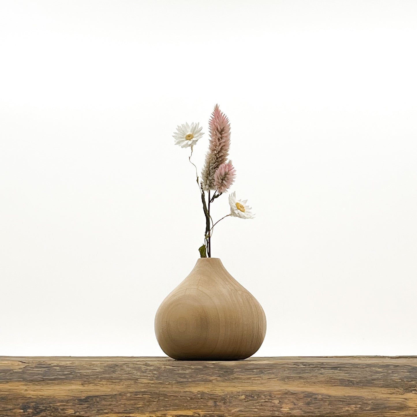 Ensemble de 3 vases au design épuré en bois fait main à partir de bois ramassé en forêt. Livrés avec fleurs séchées offertes.