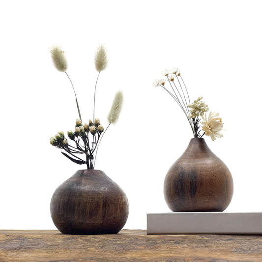 Petits vases en bois fait main pour fleurs séchées.
