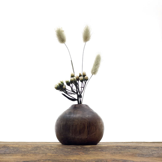 Petits vases en bois fait main pour fleurs séchées.