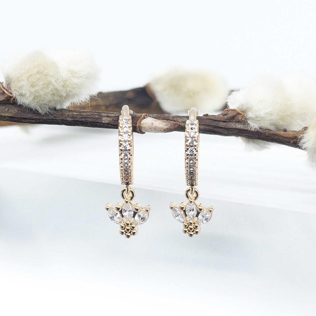 Boucles d'oreilles mini créoles serties de Zircon Naturel. Pampille en fleur de Lotus en Zircon Naturel. Bijou en plaqué Or 18 carats