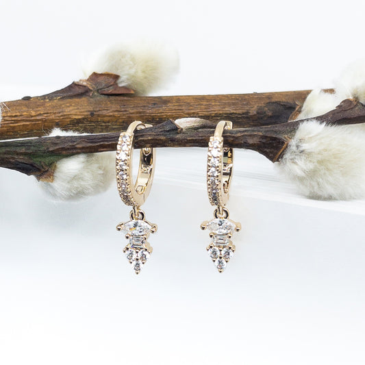 Boucles d'oreilles mini créoles et pampilles serties de pierres de zircon naturel. Bijou en plaqué or 18 carats.