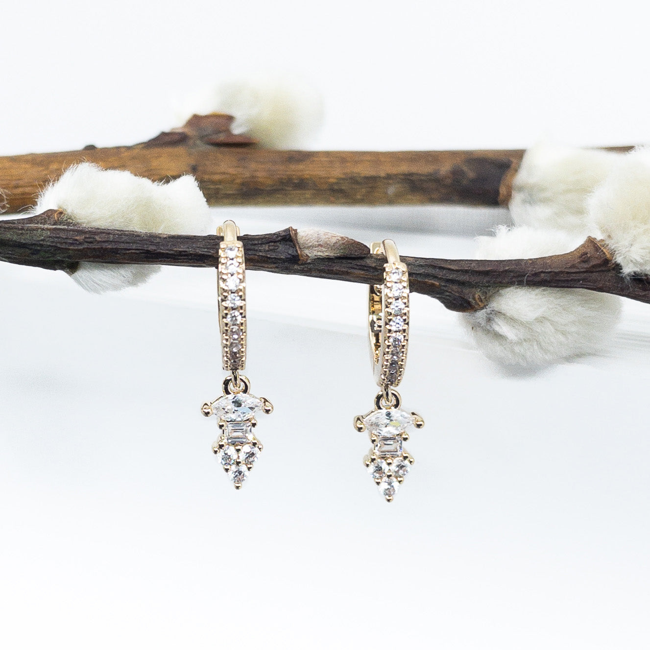 Boucles d'oreilles mini créoles et pampilles serties de pierres de zircon naturel. Bijou en plaqué or 18 carats.