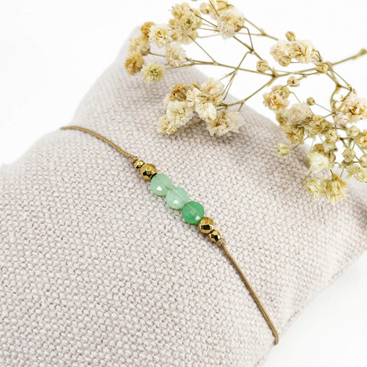 Bracelet réglable en pierres fines naturelles, 3 perles de Chrysoprase de teinte verte et perles d'hématites dorées.