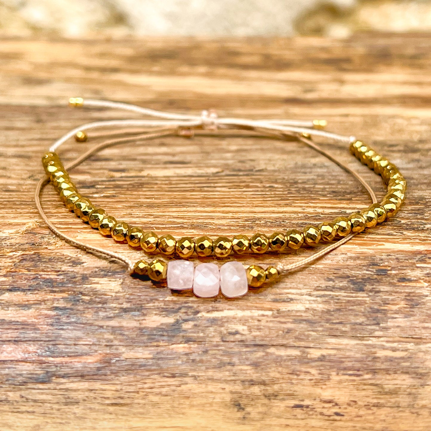 Duo de bracelets ajustables composés de perles de pierres fines naturelles en perles cubiques d'opale blanche rosée et d'hématite dorée. Les bracelets peuvent se porter indépendamment.