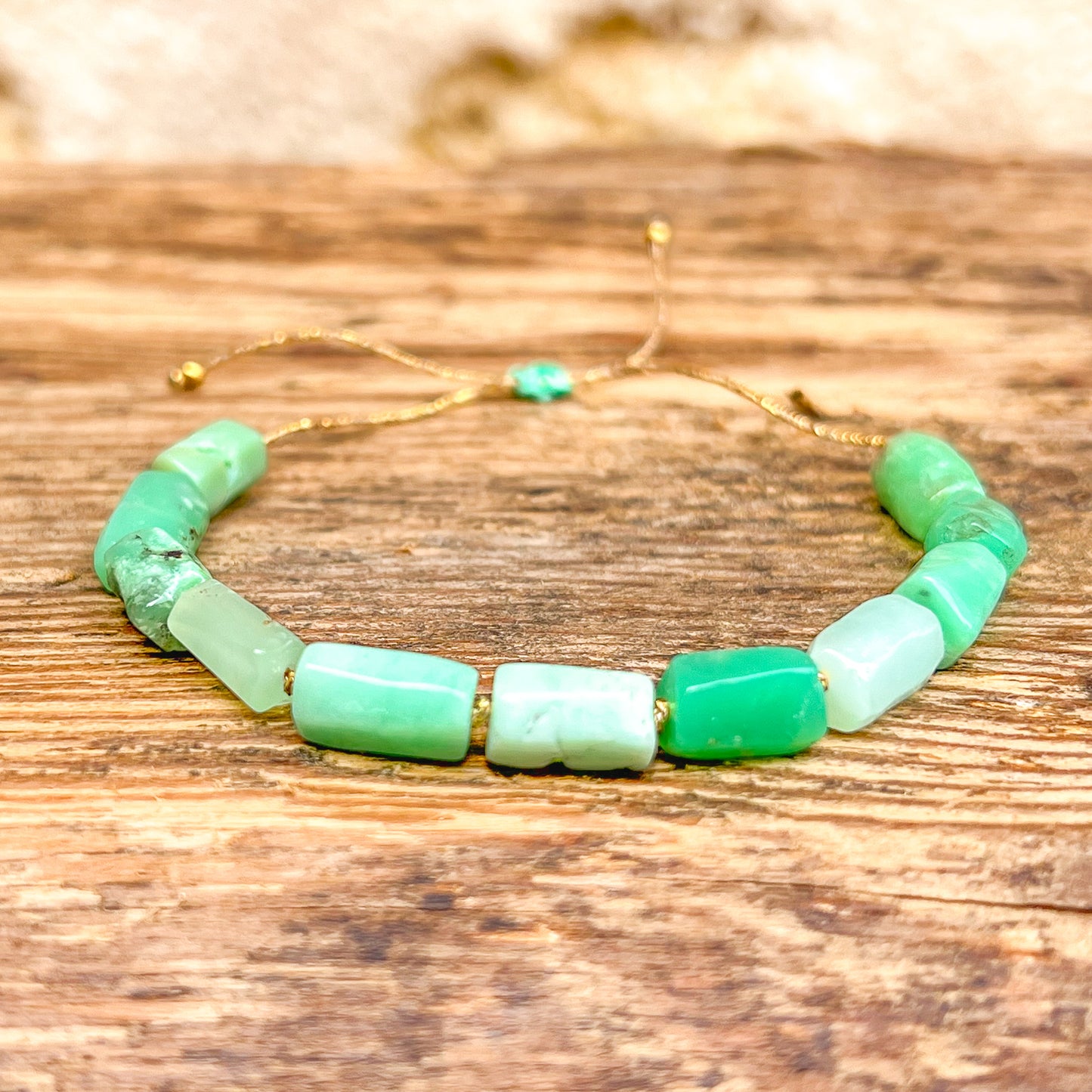 Bracelet ajustable composé de pierres fines naturelles en perles tubes de Chrysoprase aux teintes vert clair et vert lagon