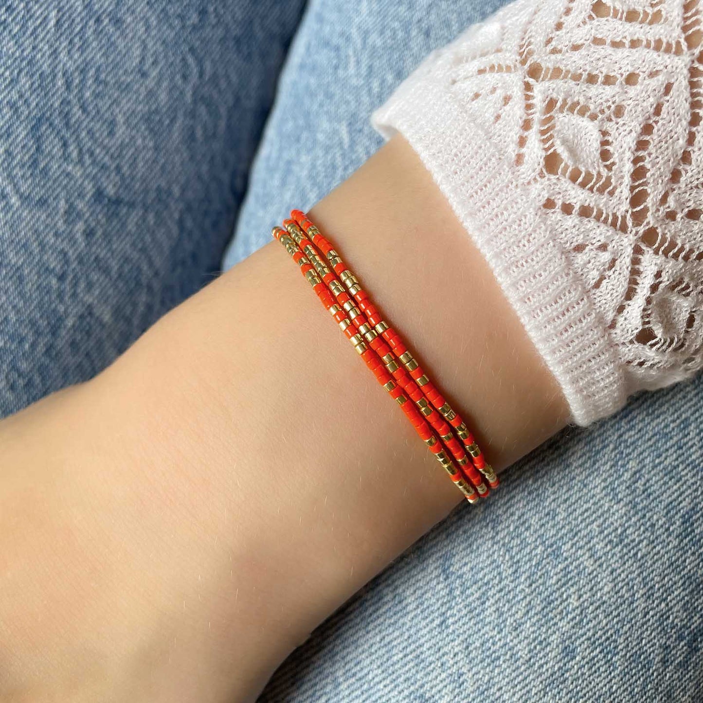 Bracelet ajustable en pierre de rocaille orange pétillant et or. Trois tours de poignet