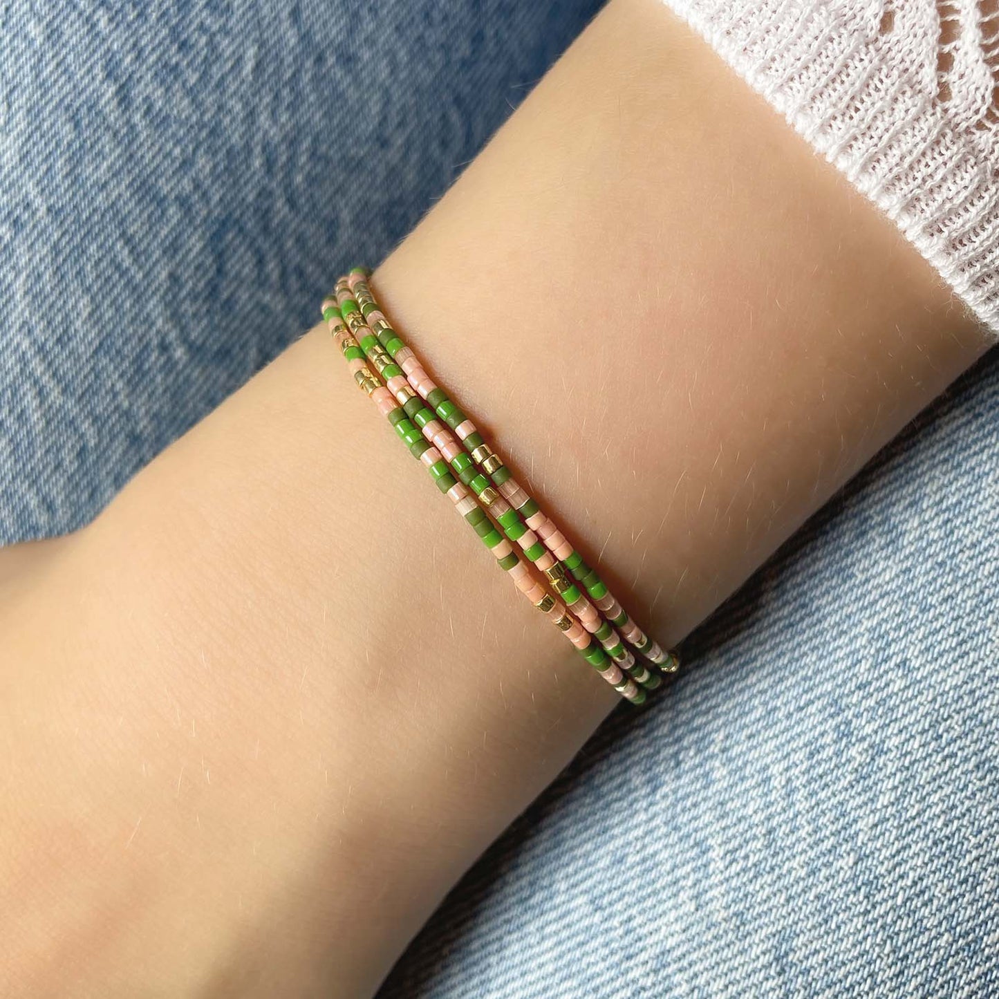 Bracelet en perles de rocaille colorées et or