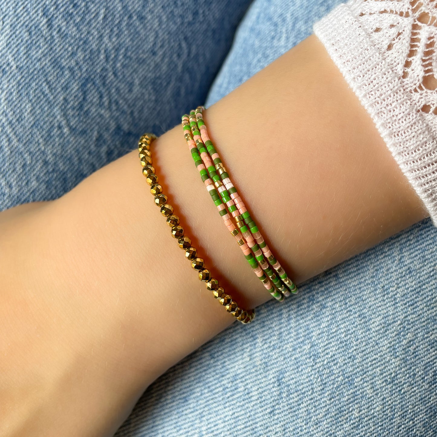 Bracelet ajustable en pierre de rocaille vert, rose et or. Trois tours de poignet