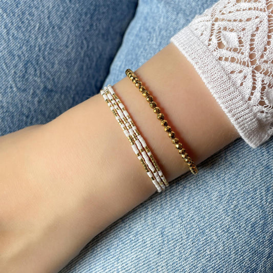 Bracelet ajustable en perles de rocaille blanc et or. Trois tours de poignet