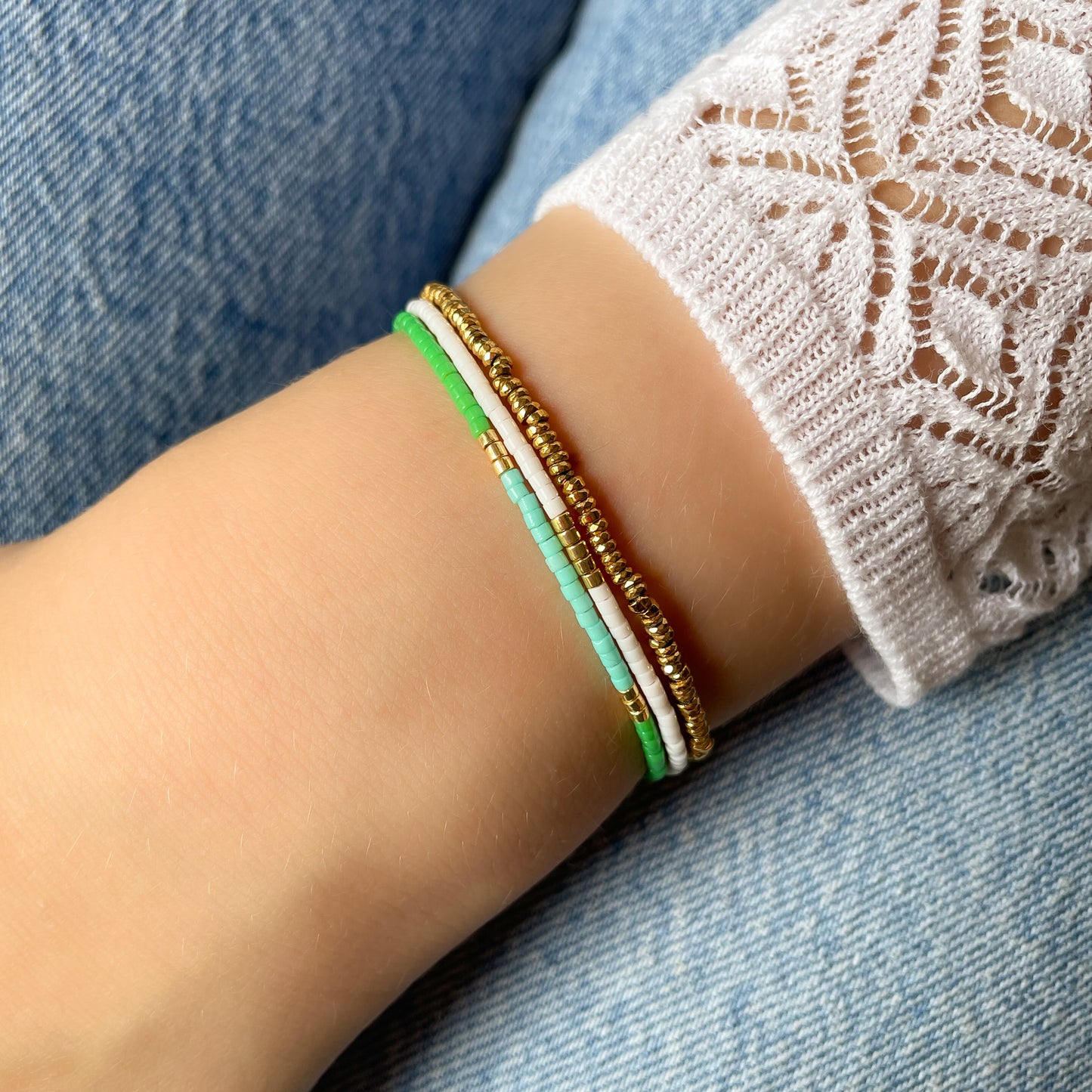 Trio de bracelets en pierres fines et perles de rocaille en verre "Vert, Bleu Lagon et Blanc". Peuvent se porter indépendamment.