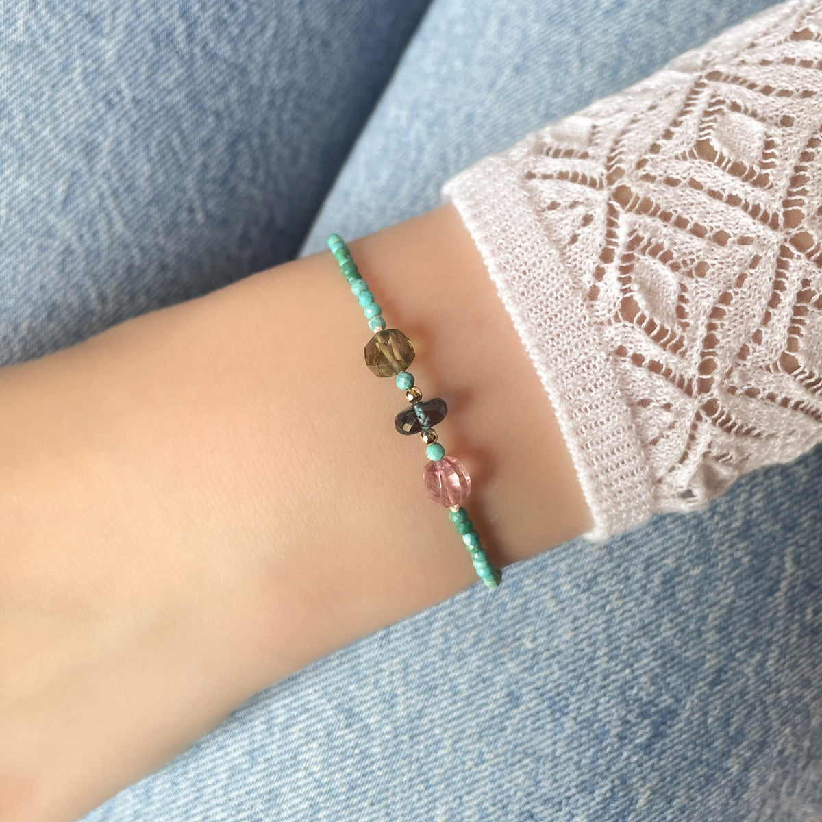 Bracelet aux teintes bleutées ajustable composé de pierres fines naturelles de Turquoise, de deux perles de Tourmaline facettées et d'une très belle perle de Topaze Bleu de Londres facettée