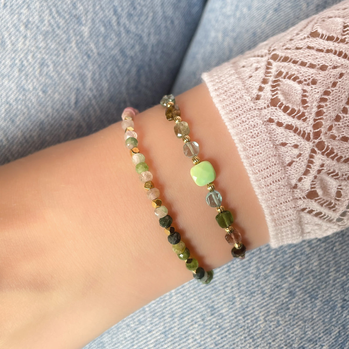 Bracelet ajustable en pierres fines naturelles. Au centre une Agathe d'Herbe carrée verte. Encadrée de six Tourmalines multicolores et deux Aigue-marine.