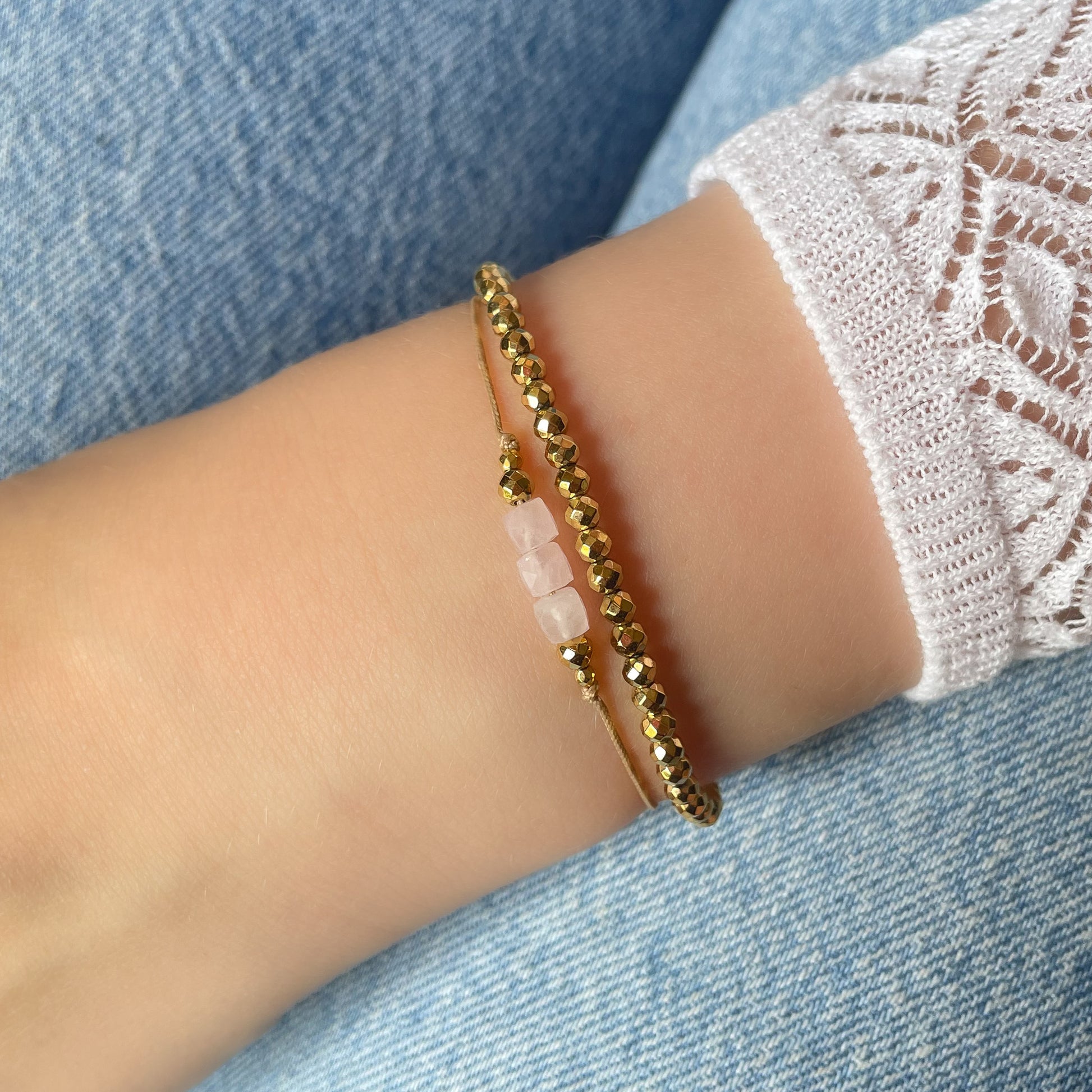 Duo de bracelets ajustables composés de perles de pierres fines naturelles en perles cubiques d'opale blanche rosée et d'hématite dorée. Les bracelets peuvent se porter indépendamment.