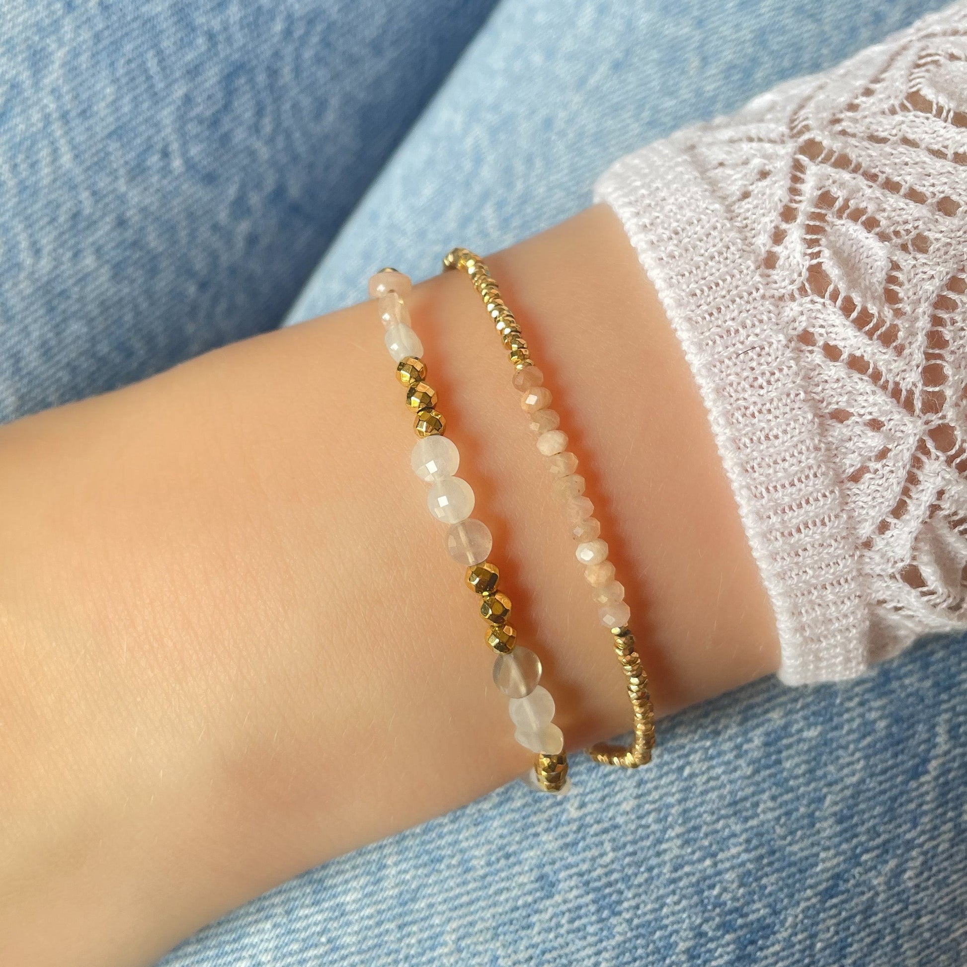Bracelet ajustable en pierres fines naturelles Pierre de Soleil aux nuances rosées et perles d'hématites dorées.