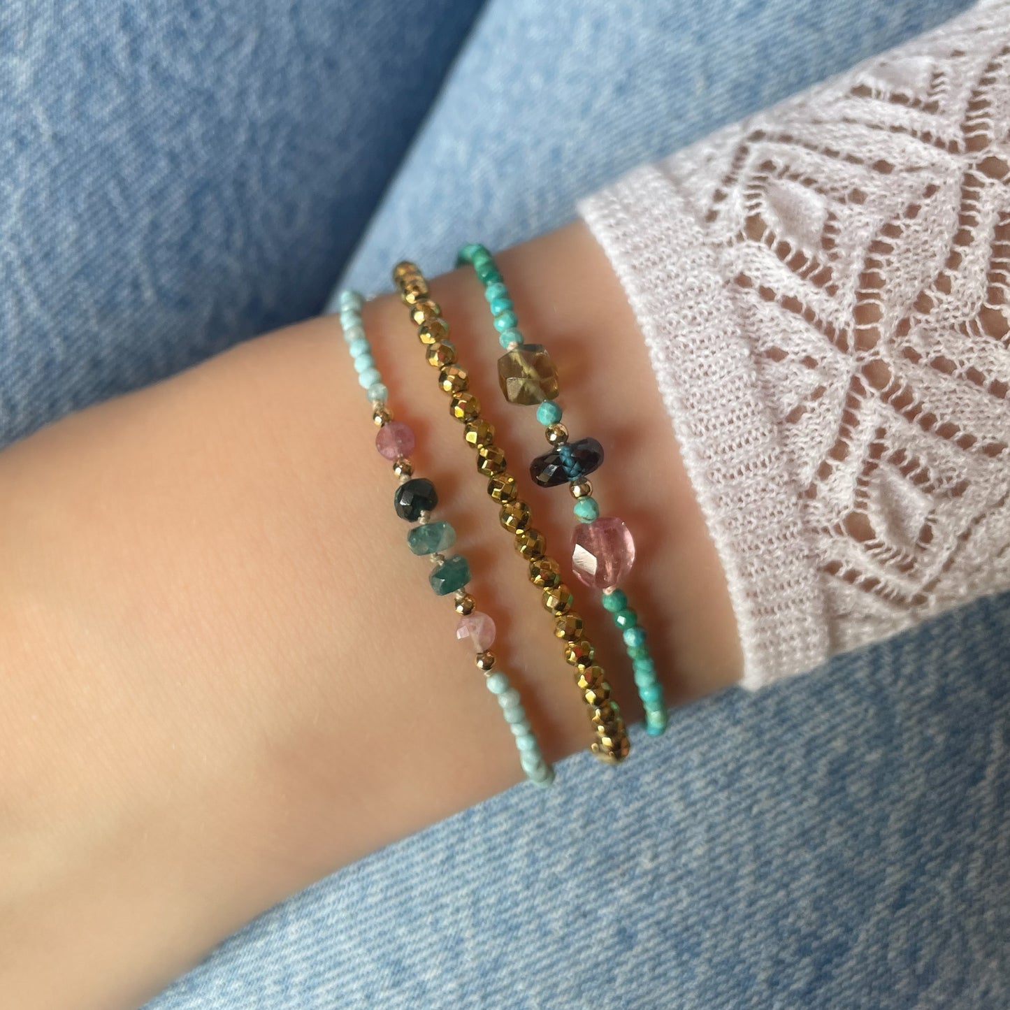 Bracelet ajustable composé de pierres fines naturelles offrant une déclinaison de bleu : perles de pierres de Larimar, de Grandidierite et de Tourmaline