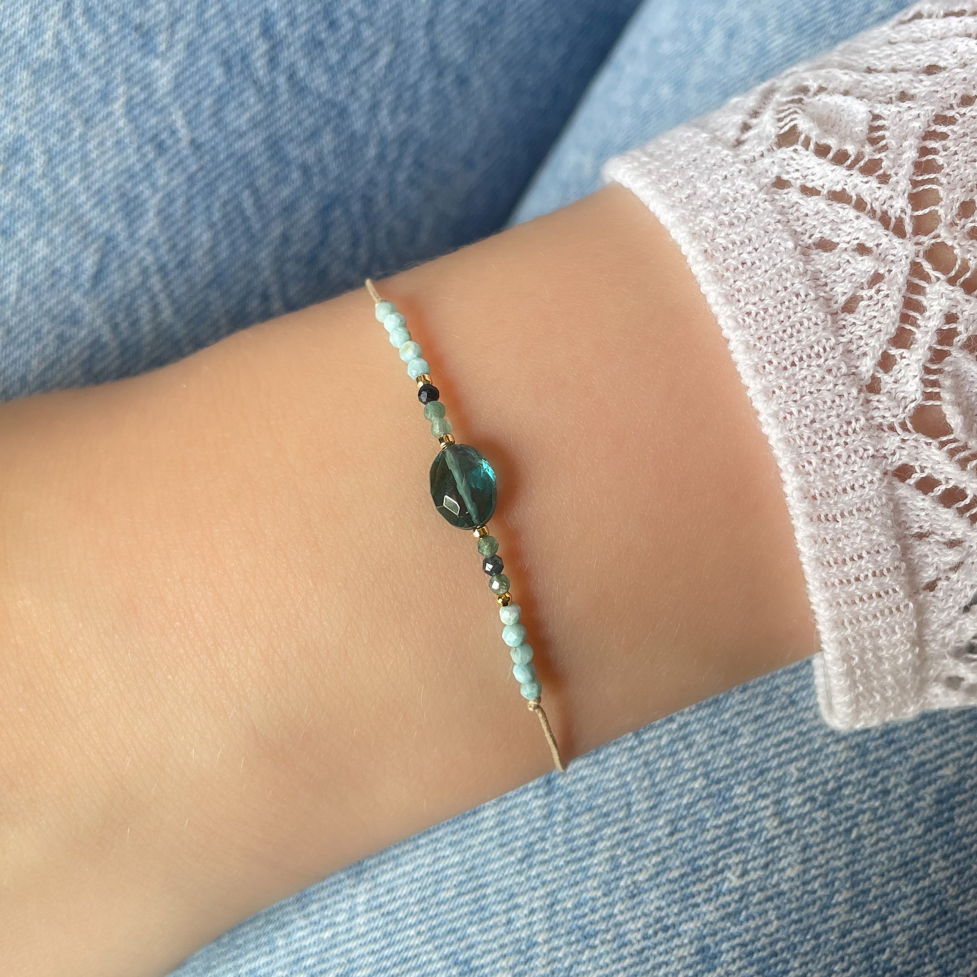 Bracelet ajustable composé d'une pierre fine naturelle de Tourmaline bleu entourée de perles de pierre de Larimar