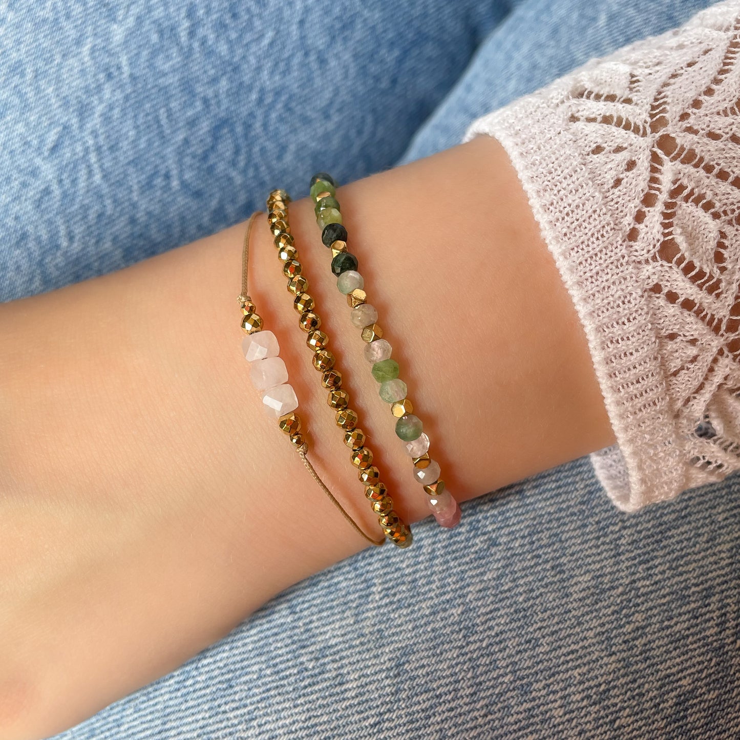 Bracelet réglable en pierres fines naturelles, 3 cubes facettés d'opale blanche légèrement rosée et perles d'hématites dorées.