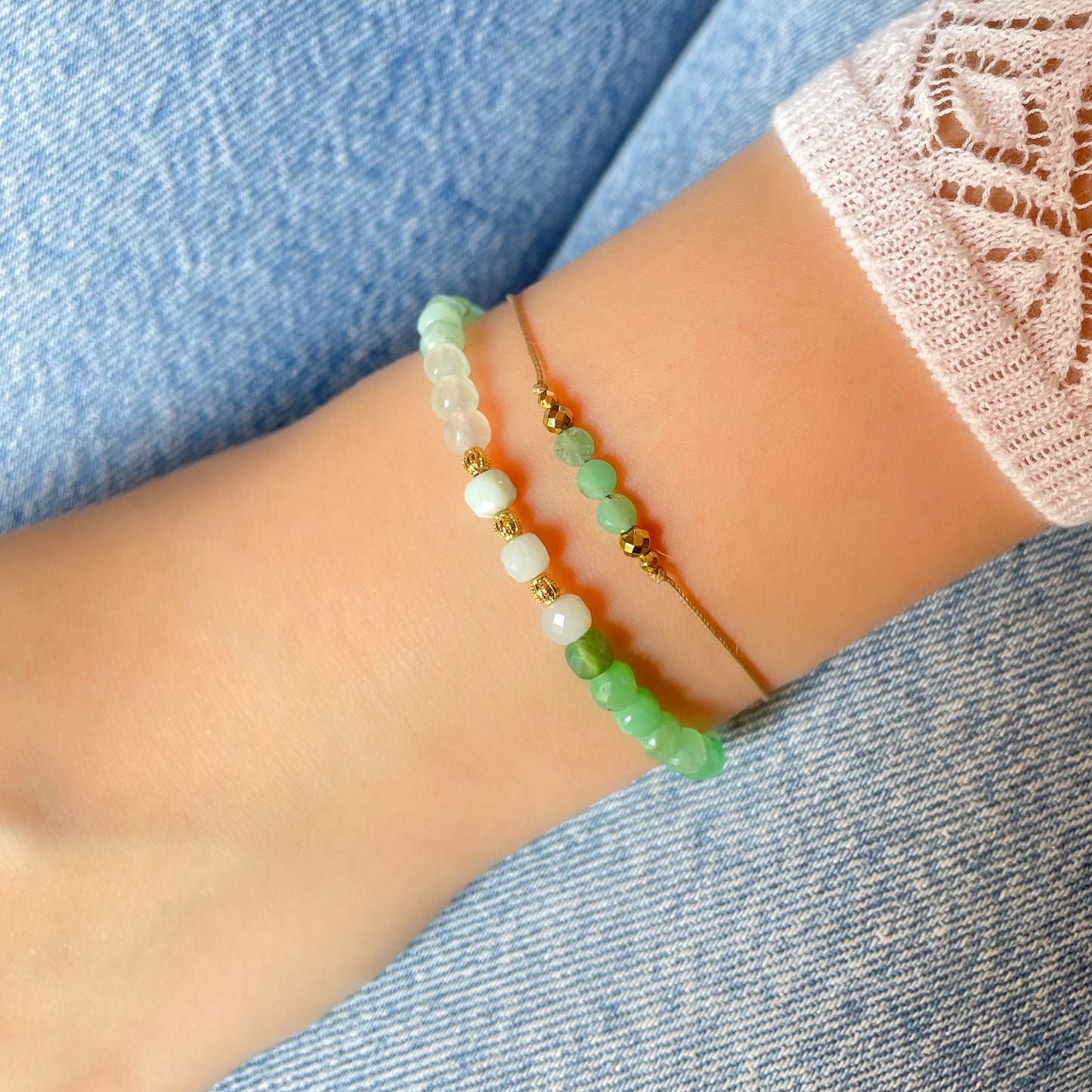 Bracelet réglable en pierres fines naturelles, 3 perles de Chrysoprase de teinte verte et perles d'hématites doeées.
