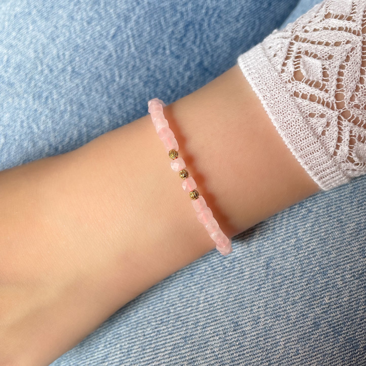 Bracelet réglable en pierres fines naturelles, perles de quartz rose facettées montée sur un fil rose fluo