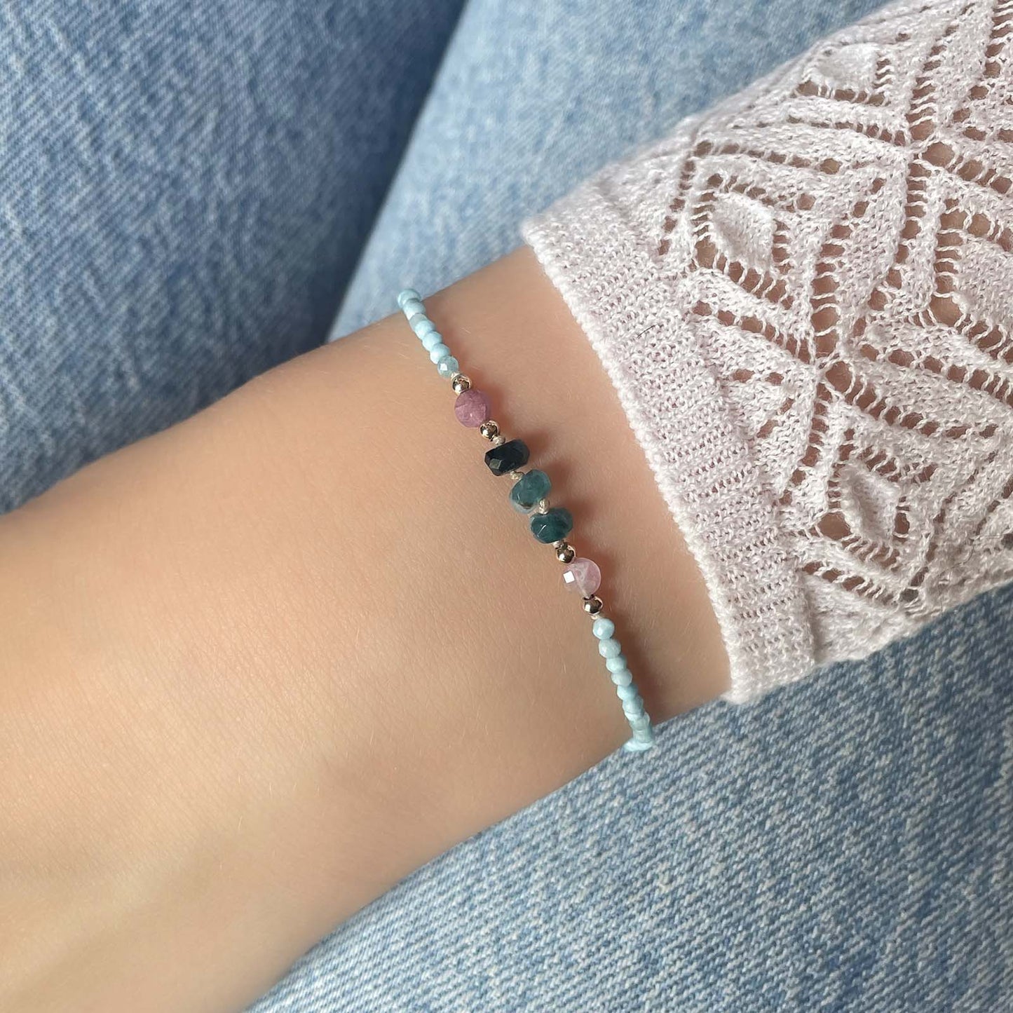 Bracelet ajustable composé de pierres fines naturelles offrant une déclinaison de bleu : perles de pierres de Larimar, de Grandidierite et de Tourmaline