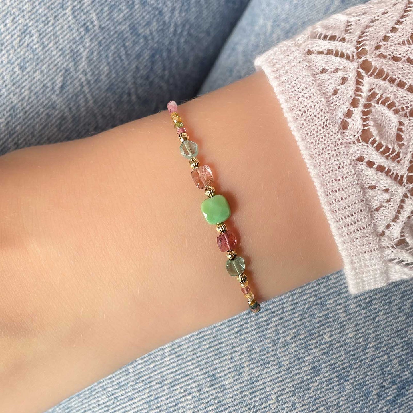 Bracelet ajustable en pierres fines naturelles. Au centre une Agathe d'Herbe carrée verte. Encadrée de deux Tourmalines et deux Aigue-marine.