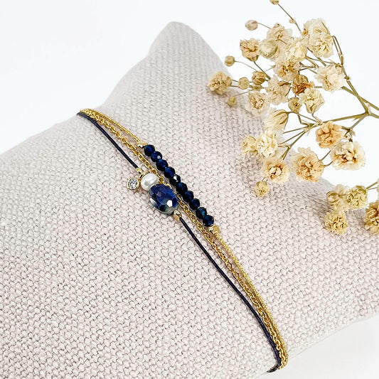 Bracelet Agate bleue, saphir bleu et Perle de Culture montés sur différents liens cordons et chaîne dorée.