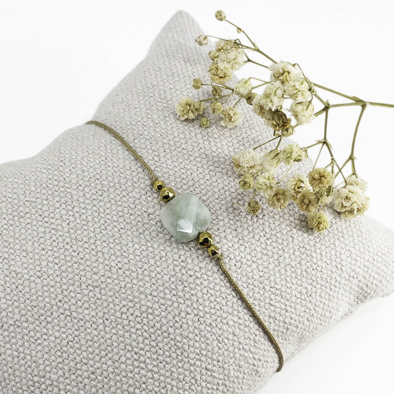 Bracelet ajustable en pierre fine naturelle carrée facettée de Chrysoprase vert clair entourée d'hématites dorées