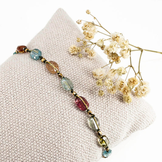 Bracelet en pierres fines naturelles composé de neuf Tourmalines multicolores.