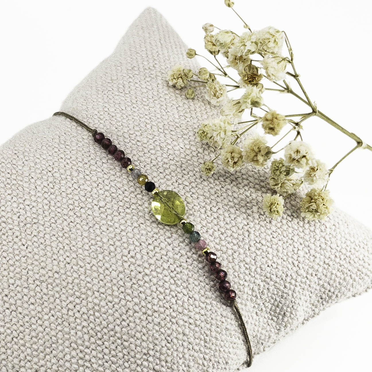 Bracelet ajustable composé d'une belle pierre fine naturelle de Tourmaline entourée de petites perles colorées de Tourmaline